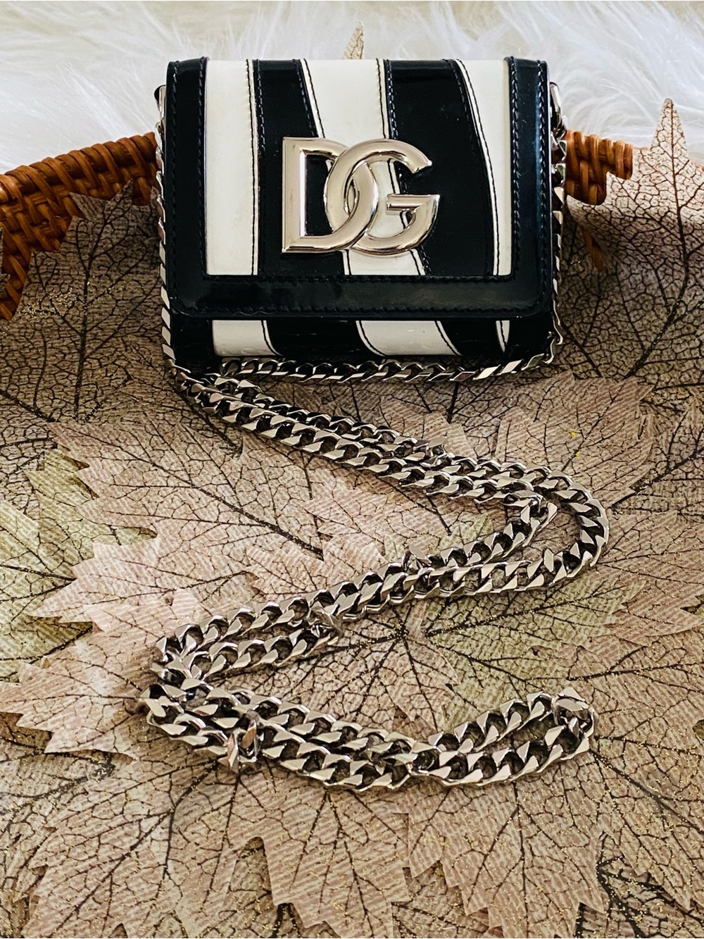 Dolce & Gabbana DG Millennials Women’s crossbody bag in black & white. Authentic